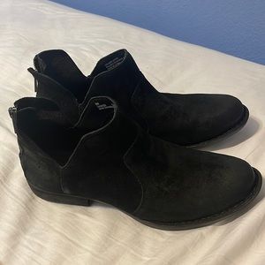 Black born boots